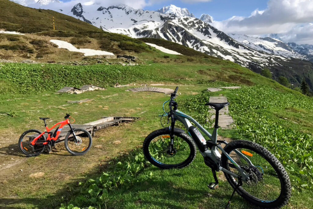 Vélos électriques d'un sommet alpin enneigé - rent-ebike-online.com