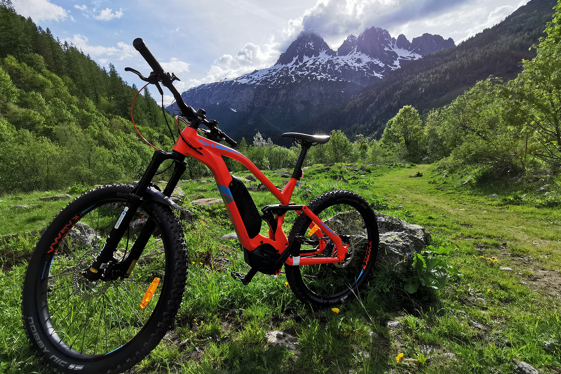 Vélo électrique devant la montagne - rent-ebike-online.com