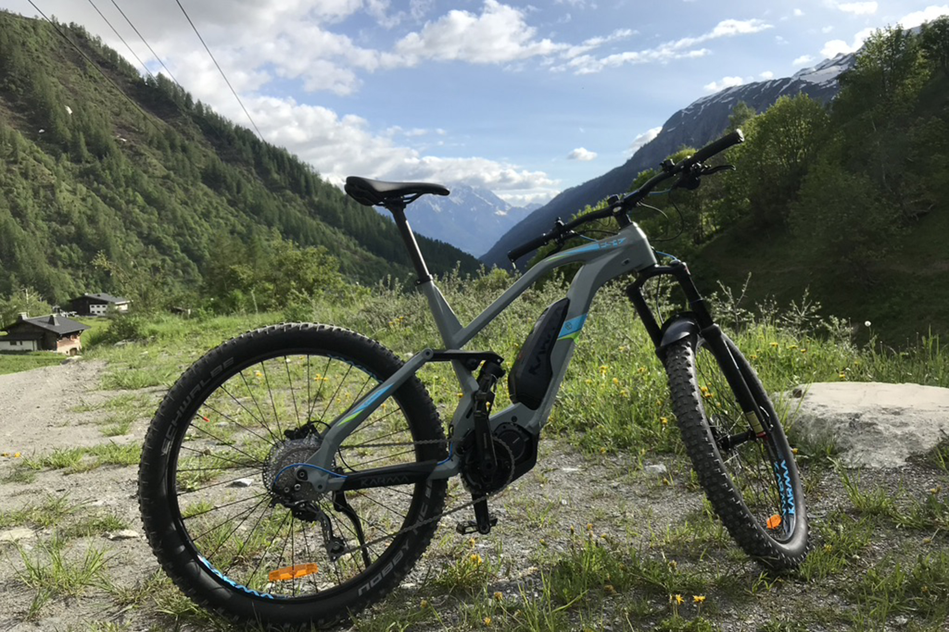 Vélo électrique sur un plateau de montagne dans les Alpes - rent-ebike-online.com